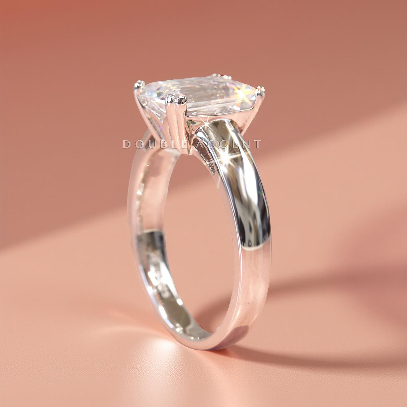 Side view – double prong setting and tapered band design