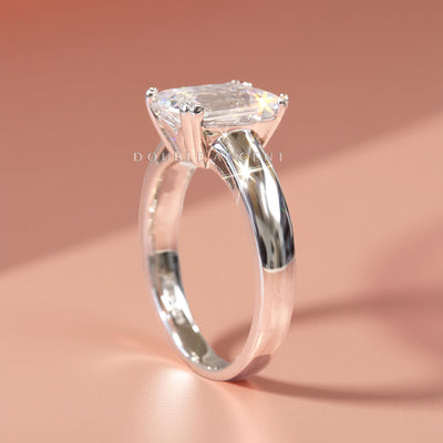 Side view – double prong setting and tapered band design