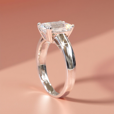 Side view – double prong setting and tapered band design