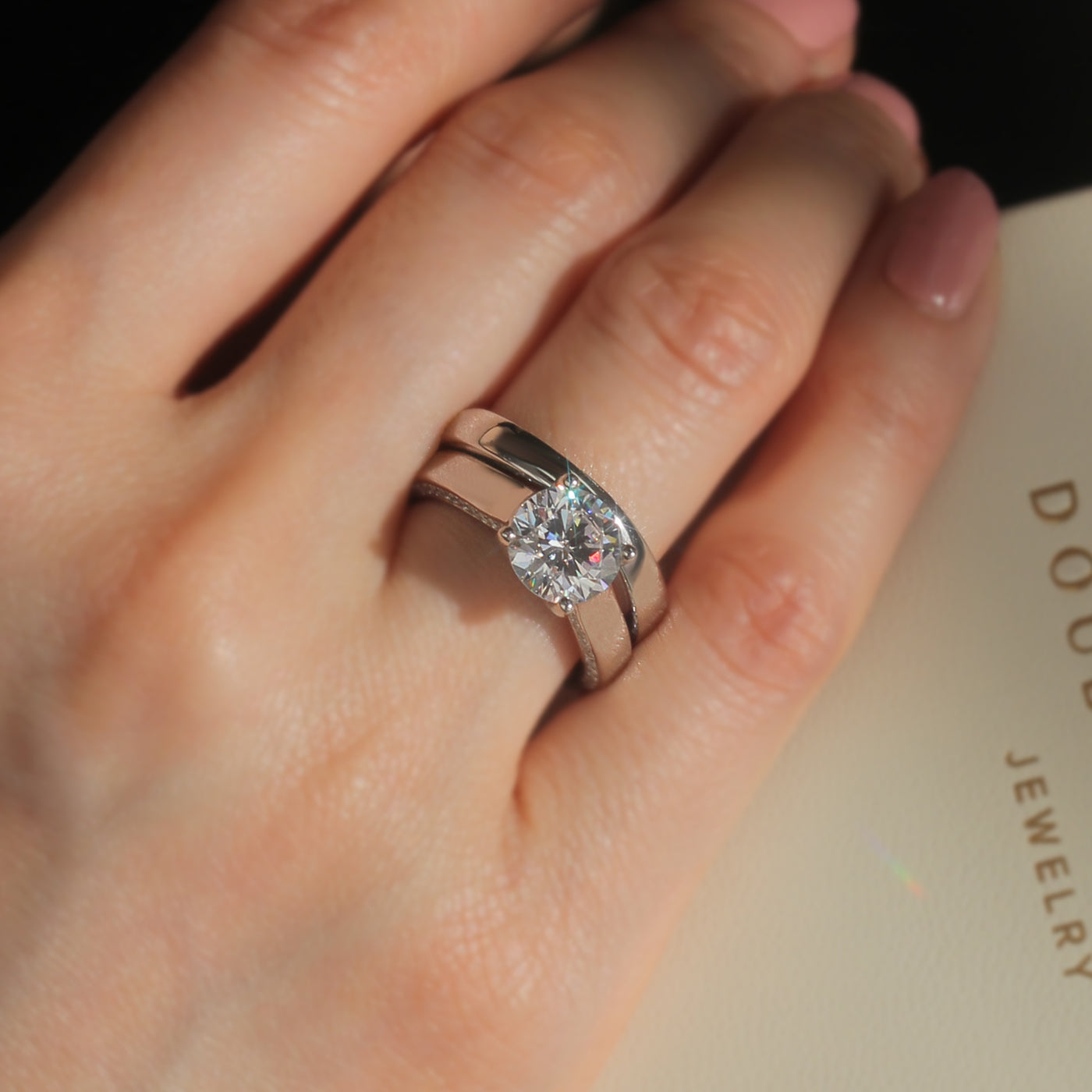 Side view – high-polished band with pavé contrast