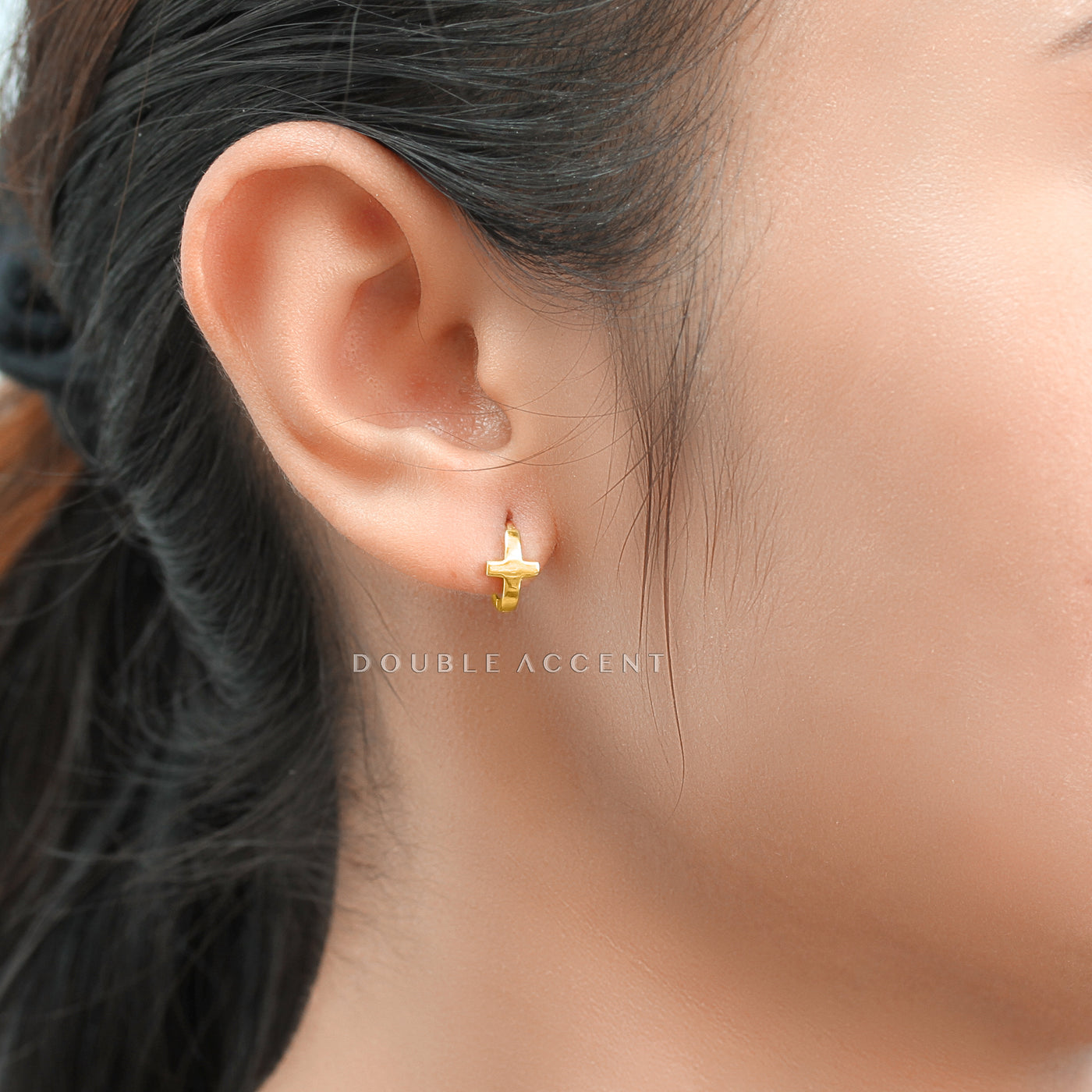 Mini daily-wear cross earrings in yellow gold