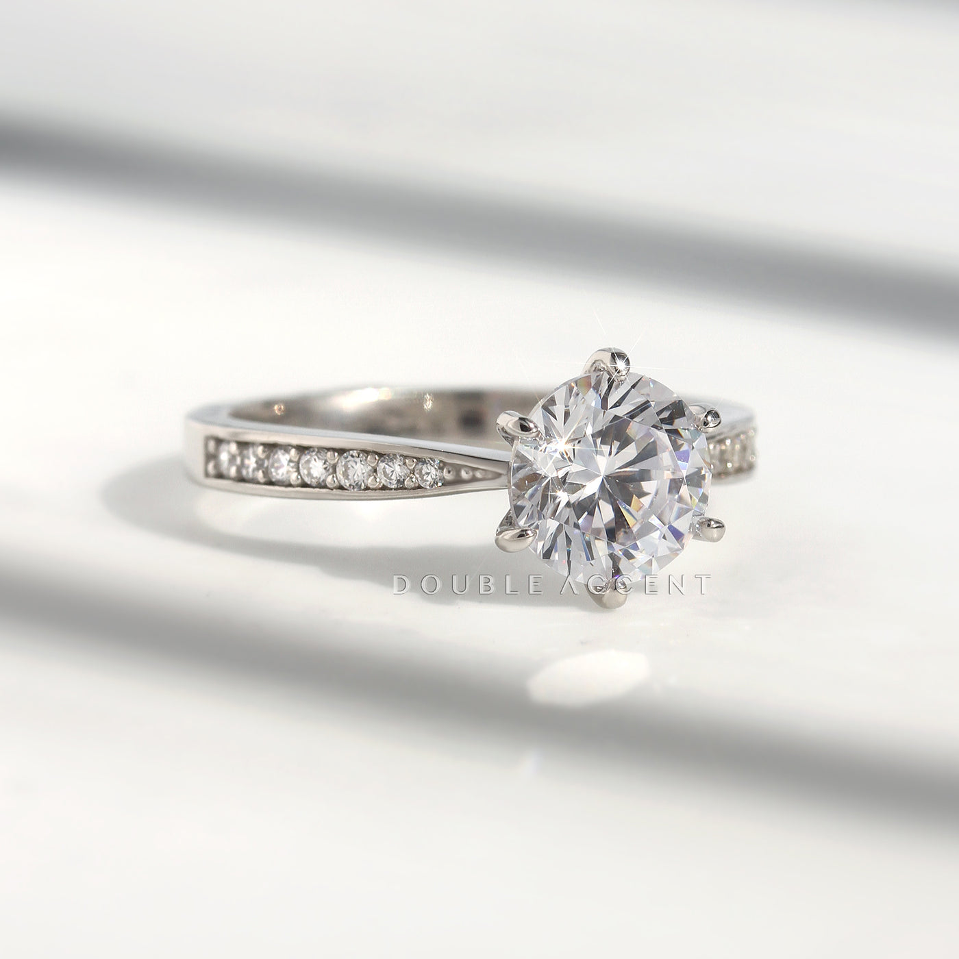 Close-up of 6-prong classic setting