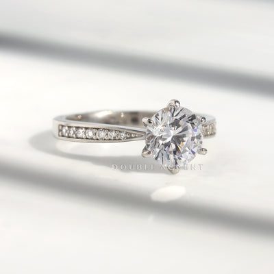 Close-up of 6-prong classic setting