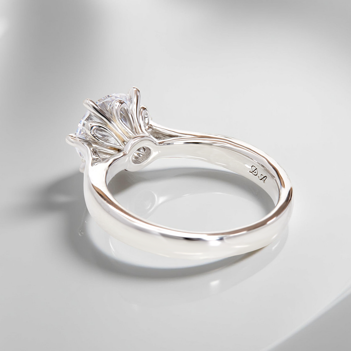 Platinum-plated silver ring – six-petal prong setting close-up